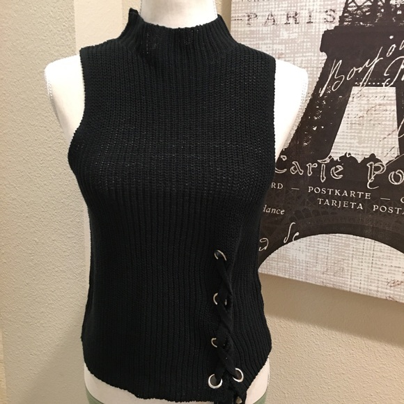 ♥️ Cute & trendy mock-neck, sleeveless sweater 🌹 - Picture 1 of 7